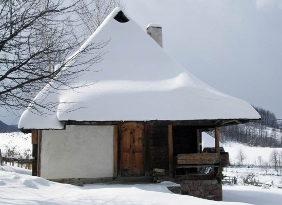 Конак под снегом