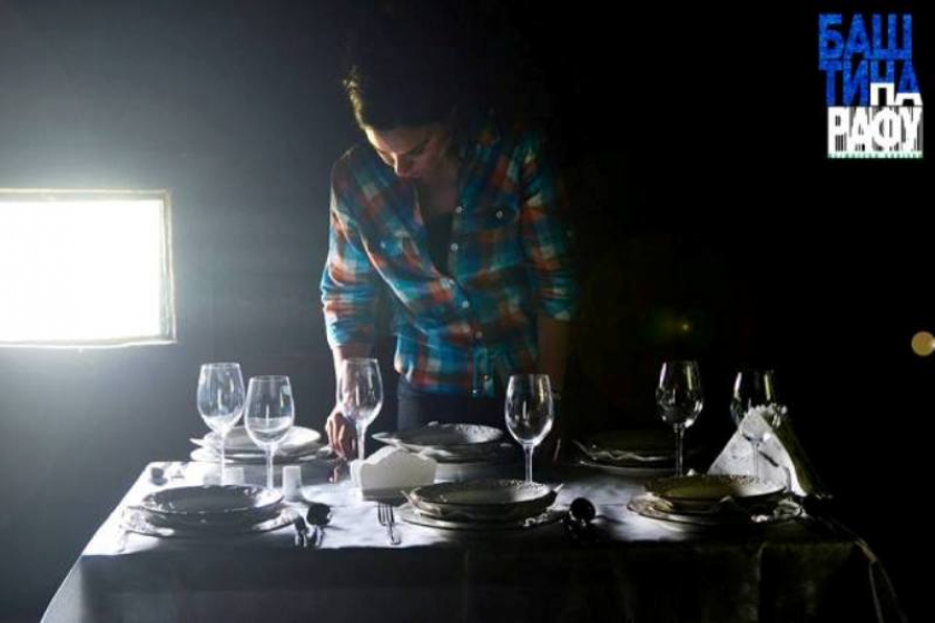 Виши кустос, др Бојана Богдановић, уживљава се у психологију карактера који без знања, кредибилитета и етичке одговорности прилагођава себи прошлост...